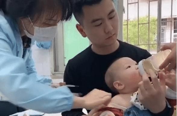 爸爸|“最惨宝宝”打预防针走红,孩子哭得稀里哗啦,爸爸乐得合不拢嘴