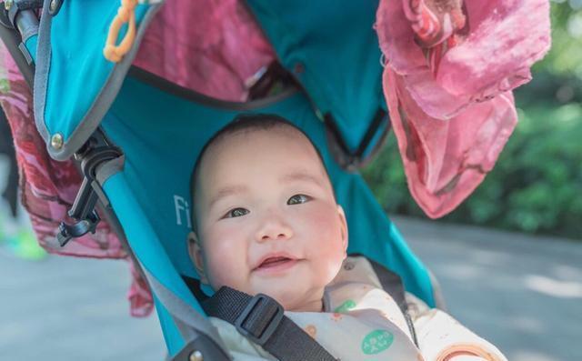 阶段|经常被抱的孩子,和经常躺着的孩子谁更健康?医生:两者差距明显