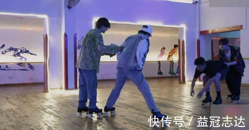 骑自行车|《五哈》又出名场面:邓超张颜齐滑旱冰钻胯,卡裆位置很尴尬