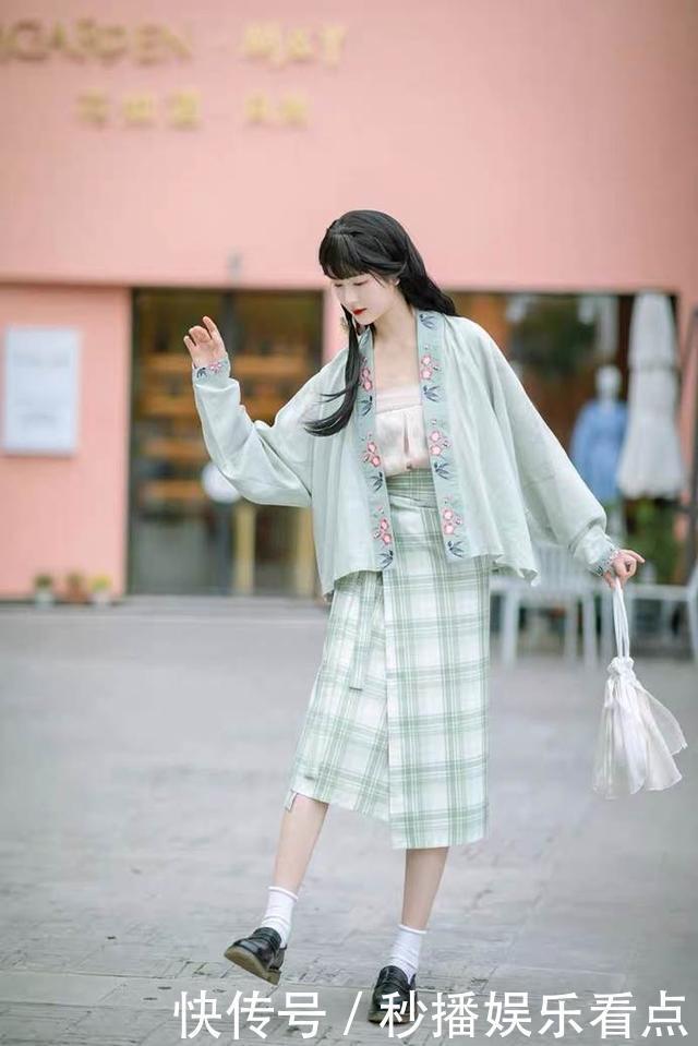 最近流行一种穿法,叫“一半汉服,一半JK”,精致又优雅,太吸睛
