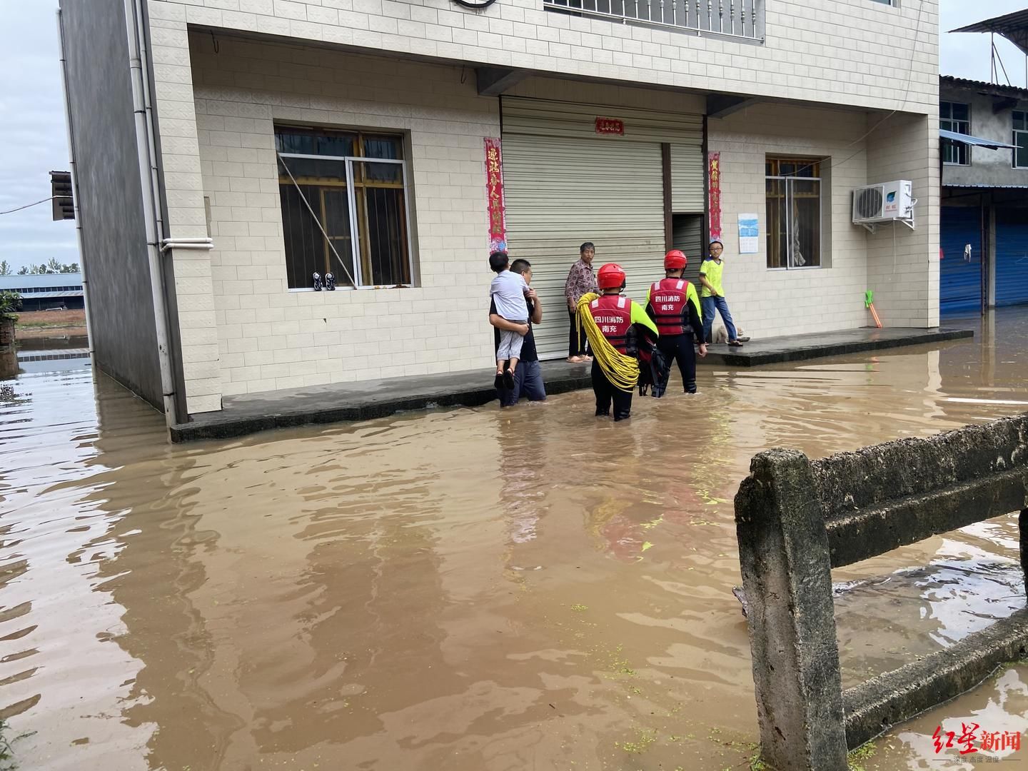 王波|四川阆中强降雨致群众被困，消防员徒步涉水救出22人