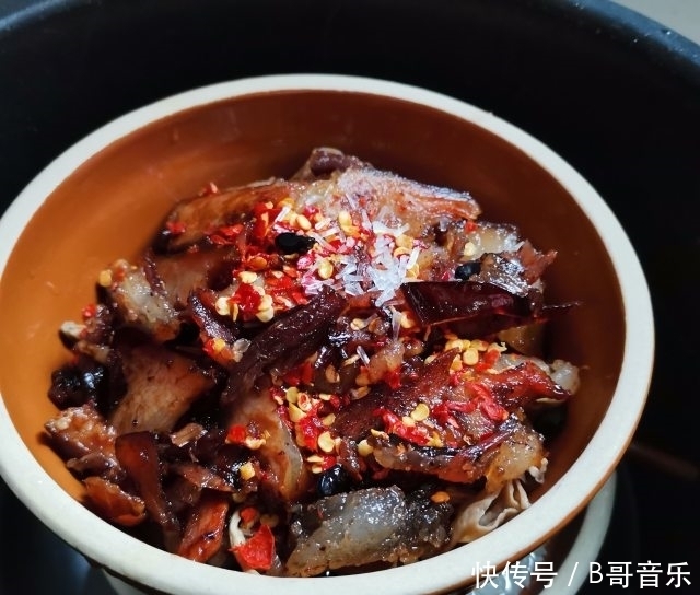  腊肉蒸干豆角，香喷喷的，最下饭