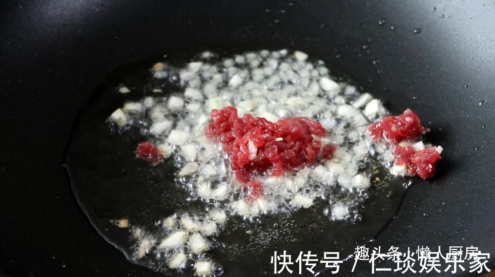 下饭|先蒸后炒,做出来的茄子不吸油,配上牛肉末一起炒,下饭好吃