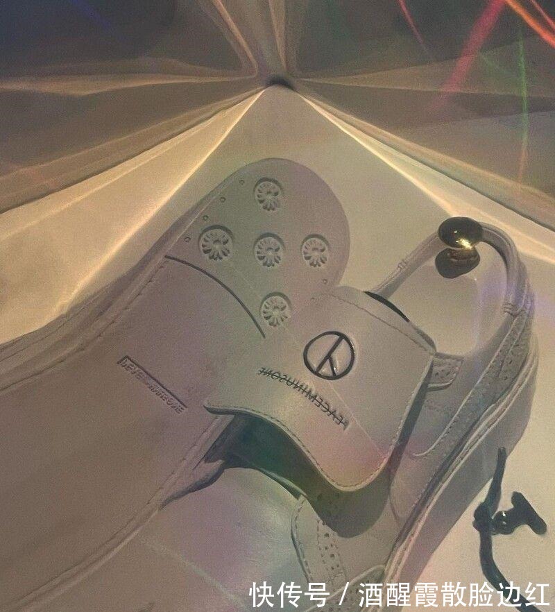 peaceminusone GD带小雏菊又归来,杜娃黎波教战辣妹新穿搭术,这季球鞋怎么买
