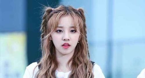 卷发尾 发量多的女生,尽量别留这几种发型,显老还没气质!