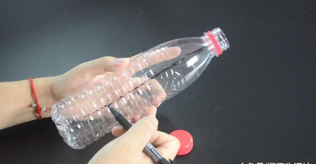 把毛巾塞进矿泉水瓶, 解决了一大堆人出游遇到的难题, 赶紧试一试