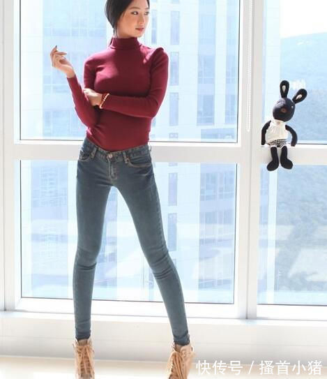 街拍|女神穿搭：小姐姐爱穿可爱的紧身牛仔裤，更显苗条身材！