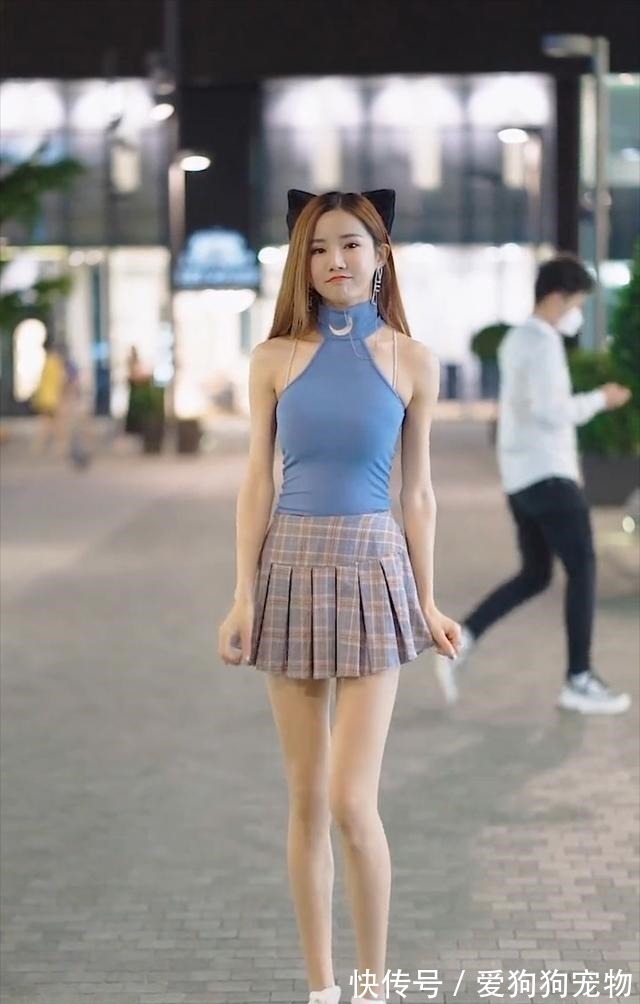 年轻女性 修身挂脖上衣搭配浅色百褶裙,青春靓丽,甜美可爱!