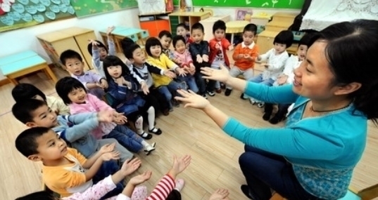脱下|3岁女儿幼儿园回家后,总紧握裤子说不能尿尿,脱下裤子宝妈气哭