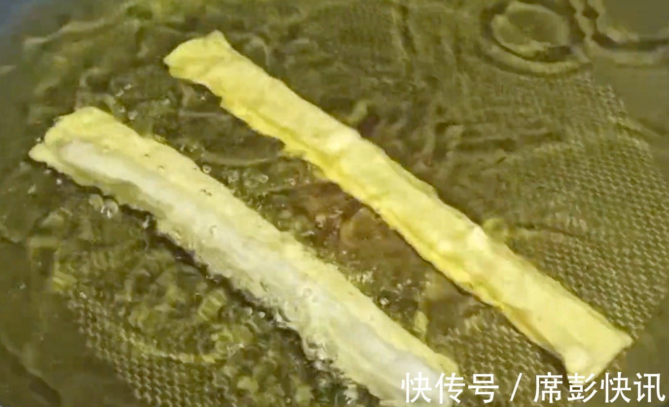 油条|原来油条这么简单,早起给家人炸一盘,外酥里嫩,个个空心