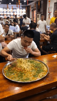 |搞笑段子GIF趣图:妹子这个瘾是真大啊,饭可以不吃的!