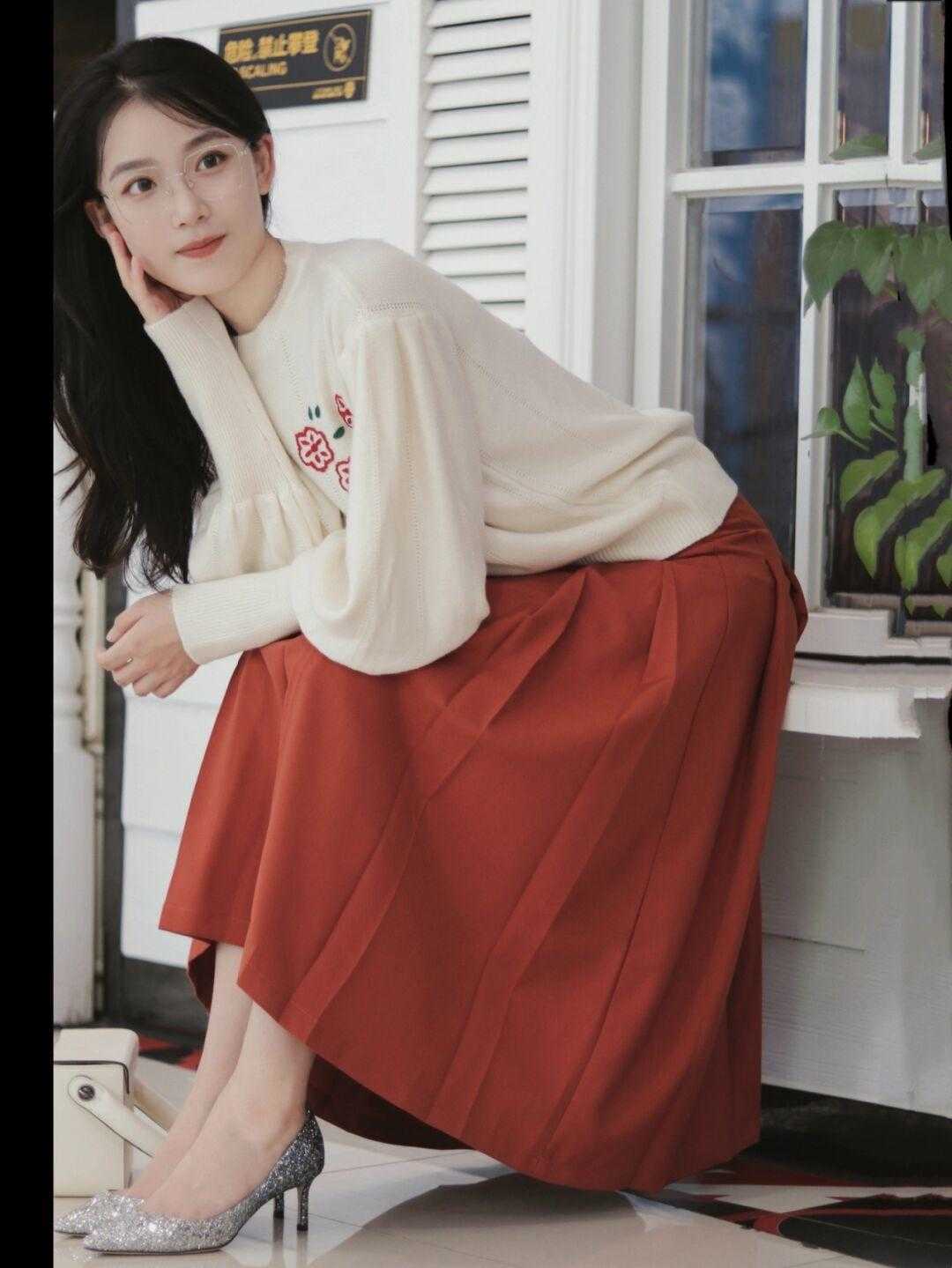 纯色 秋天,“毛衣”这样穿保暖又洋气,时髦百搭,普通女生也能借鉴