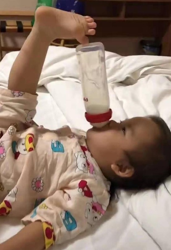 姿势|功夫宝宝火了,开发独特吃奶姿势,网友:骨骼惊奇是个人才