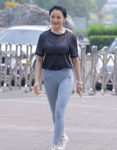 爱运动的辣妈气质动人,魅力无瑕,散发出健康与时尚的美