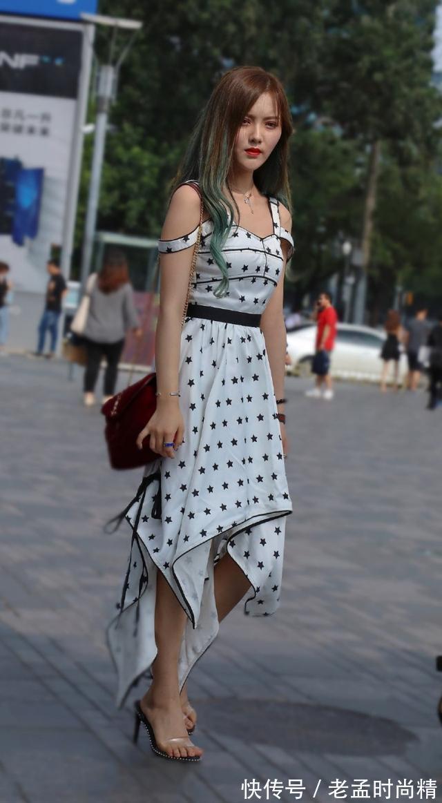 小姐姐|街拍美女:白色吊带裙子,美丽的姿态令人羡慕