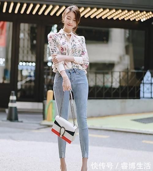 好身材 美女穿搭:好身材美女穿牛仔裤,温柔可人,展现了曲线女性