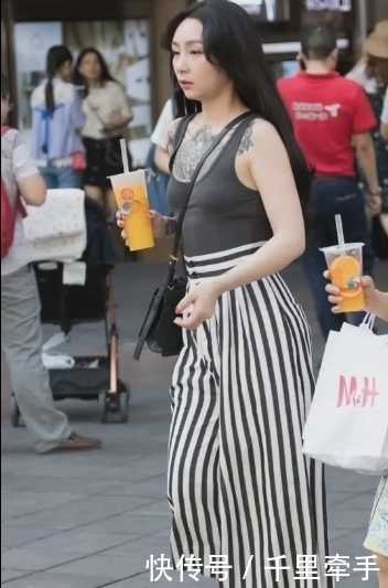 诱人|街拍:一位微胖美女穿着吊带,性感诱人,成为路人的焦点