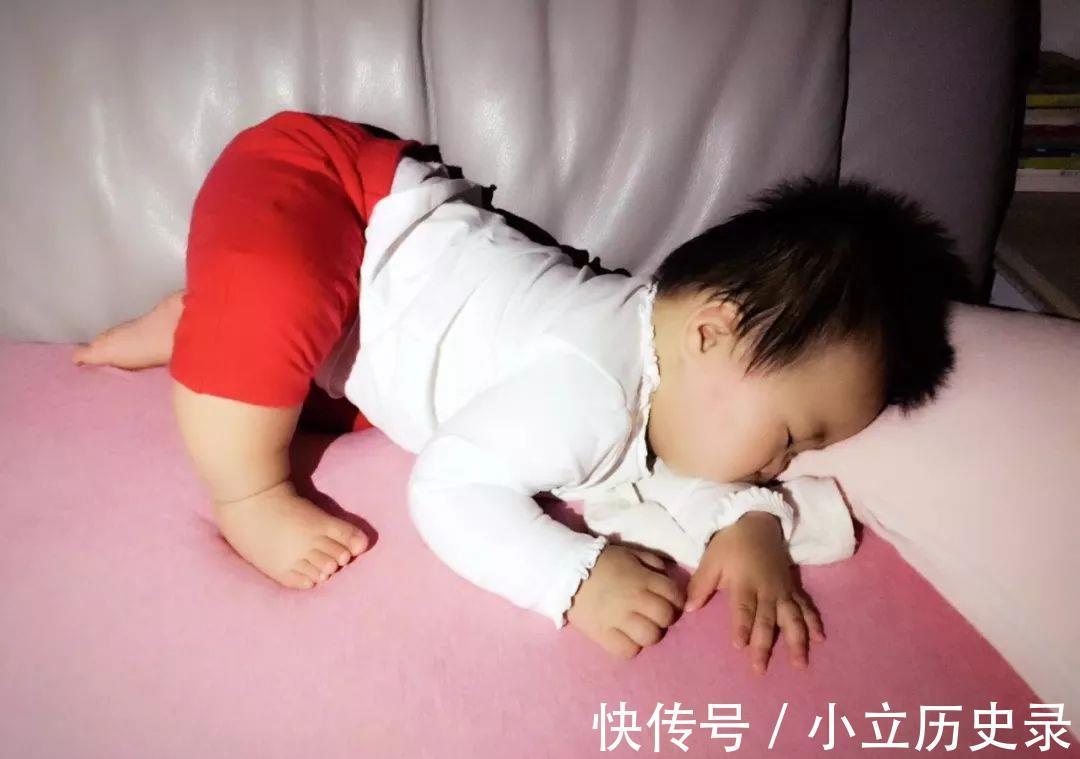 家长们|不满一周岁的婴幼儿,家长别让他们做这些动作,脊柱发育会受影响