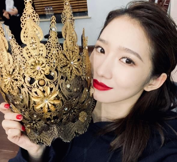 孟美岐彩排没化妆，头顶发量稀疏，助理镜头下，22岁纯素颜引热议