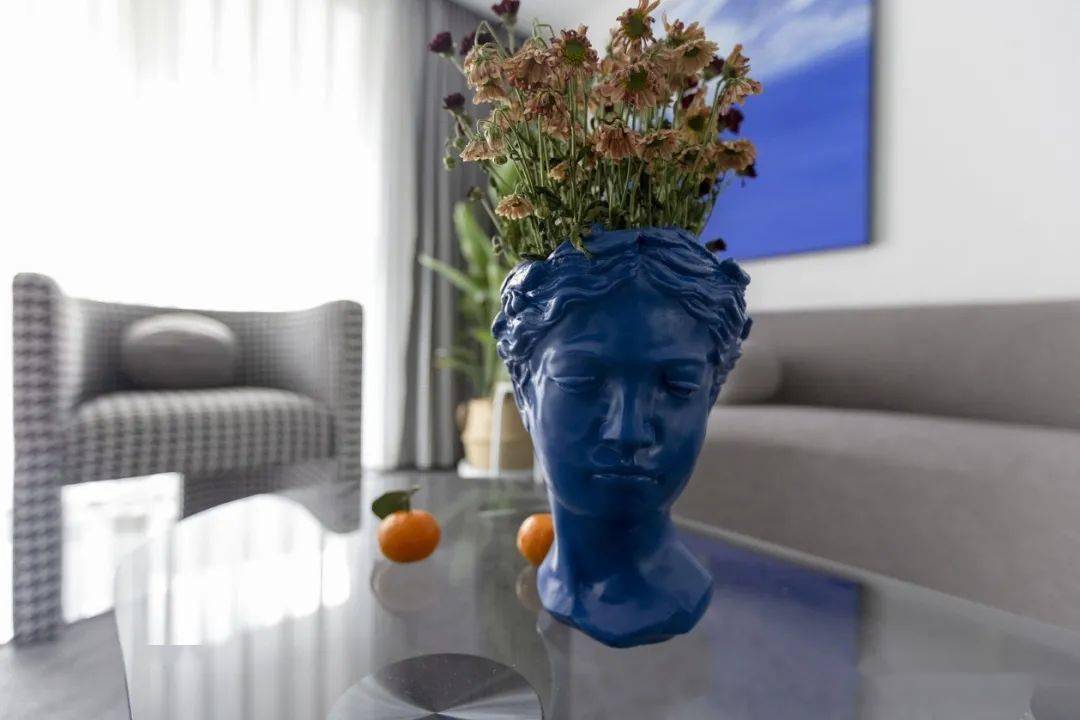 玄关|小夫妻的优雅两居，U型衣帽间真大气，圆形家居内敛又舒适，超美