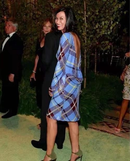 高跟鞋|52岁邓文迪才是“老来俏”,穿紧身裙装烫卷发,满脸皱纹也好看