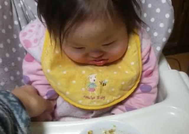 吃饭|2岁唐氏儿宝宝学会吃饭,网友:感觉她比很多正常宝宝都灵巧!