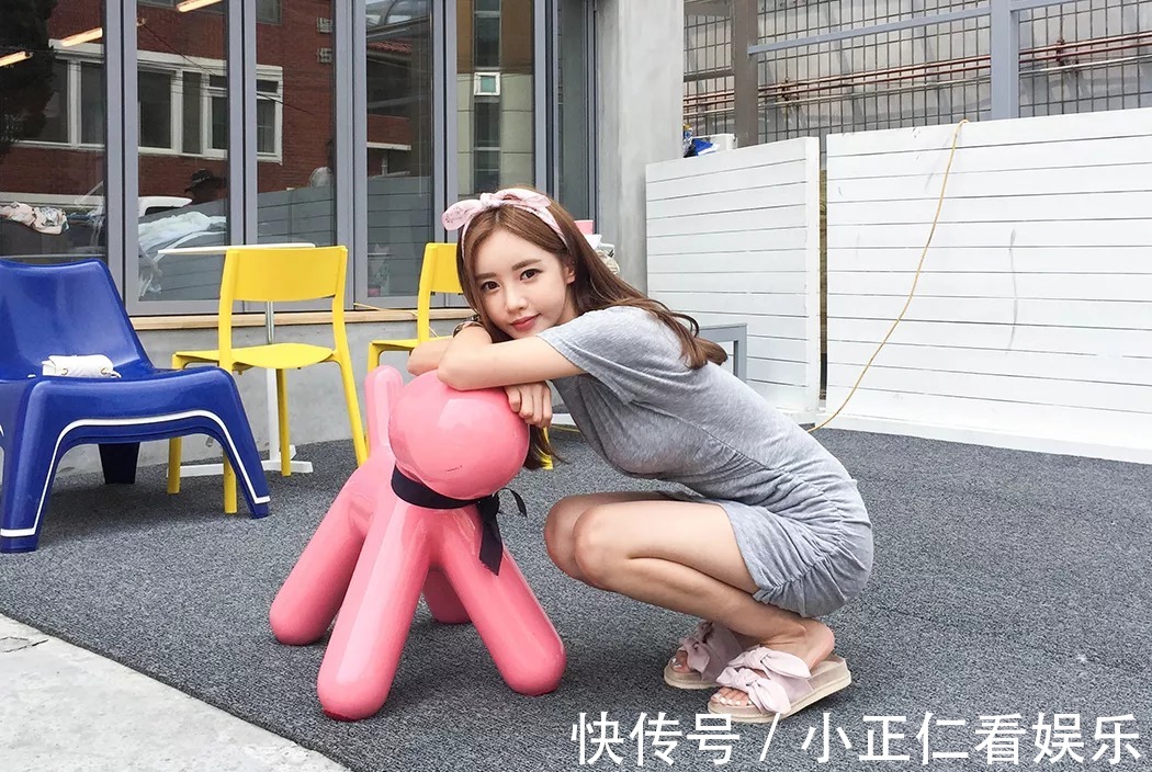 孙允珠|孙允珠:可爱兔耳朵头饰搭配灰色包臀裙,清纯靓丽