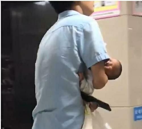 宝宝|“人贩子爸爸”走红,抱着亲生儿子如同偷娃,神情慌张让人忍不住想笑