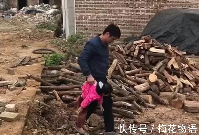 亲爹|做坏事被现场“抓包”,萌娃被亲爹“拎回家”,亲妈看到心疼不已