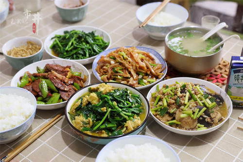 一家6口的“实惠”午餐,菜不精致但下饭,网友:正经过日子的人家