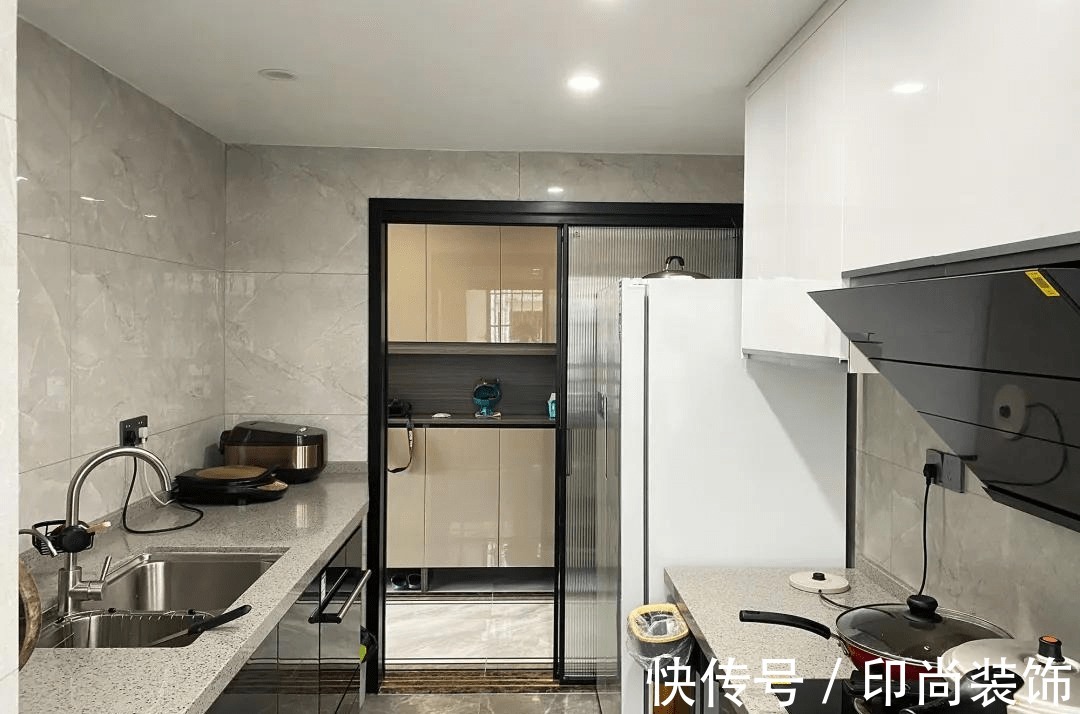 厨房|黄石印尚装饰 ▏爆改98㎡老房，厨房连推两堵墙，客厅是全小区最美的！