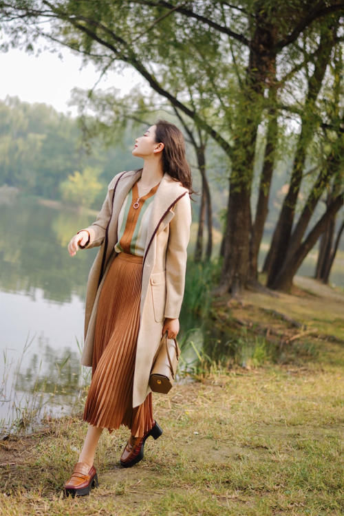 大衣＋半身裙＝今春王牌cp，优雅又有女人味，精致女人首选