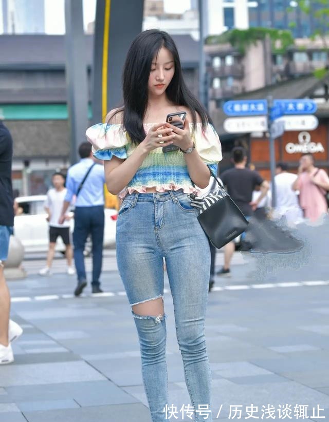 破洞 牛仔裤增加破洞的点缀,穿着时尚又好看,美的靓丽又有活力!