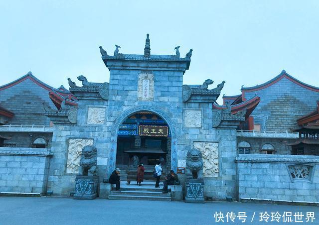 南岳一古刹,建于海拔1300米上,是道教与佛教相结合的寺庙