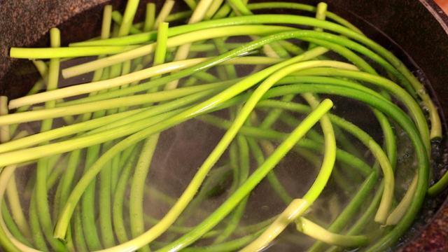 蒜苔最好吃的做法，酸脆可口，每次吃都不够，比肉还好吃