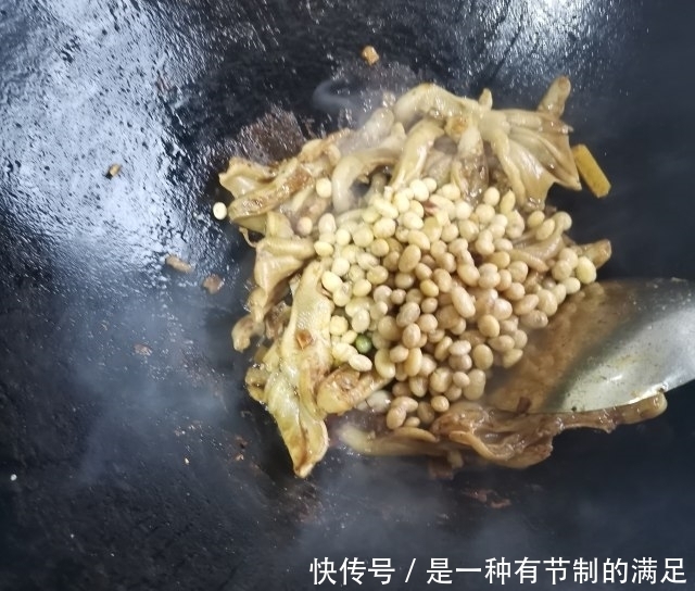 黄豆烧鸭爪,酱香浓郁,软糯美味