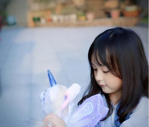 初潮|不到十岁的小女孩第一次来月经,如何防止孩子性早熟?