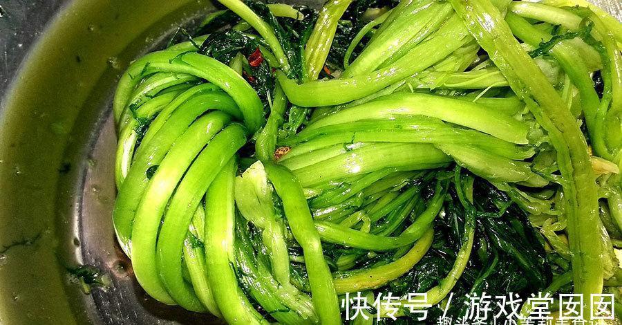 腌雪里蕻，要想翠绿好吃不变黄，牢记“1放1窍门”，我每年都做