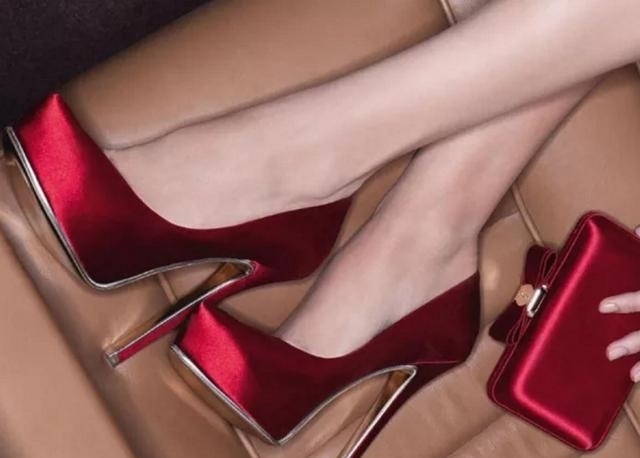 展现|时尚的细跟鞋,充分展现你的线条之美,流露出迷人的气质!