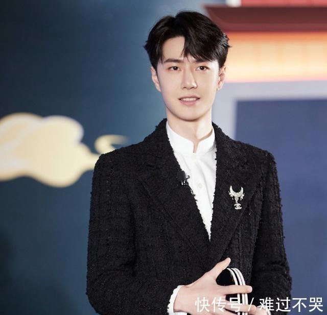 王一博片場笑不停，贊百里弘毅是技術(shù)流，幾秒鐘解開魯班鎖