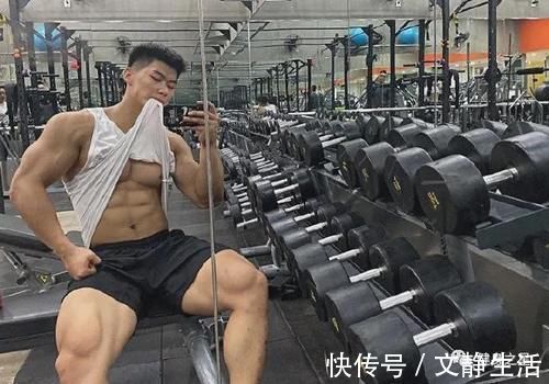 学生时代|22岁“小鲜肉”脱衣秀身材，白巧克力腹肌有点可！