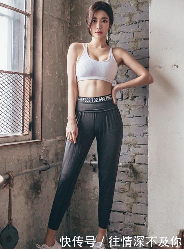 美女|性感的美女穿上打底裤,显出丰满的身形,柔美身姿十分吸睛