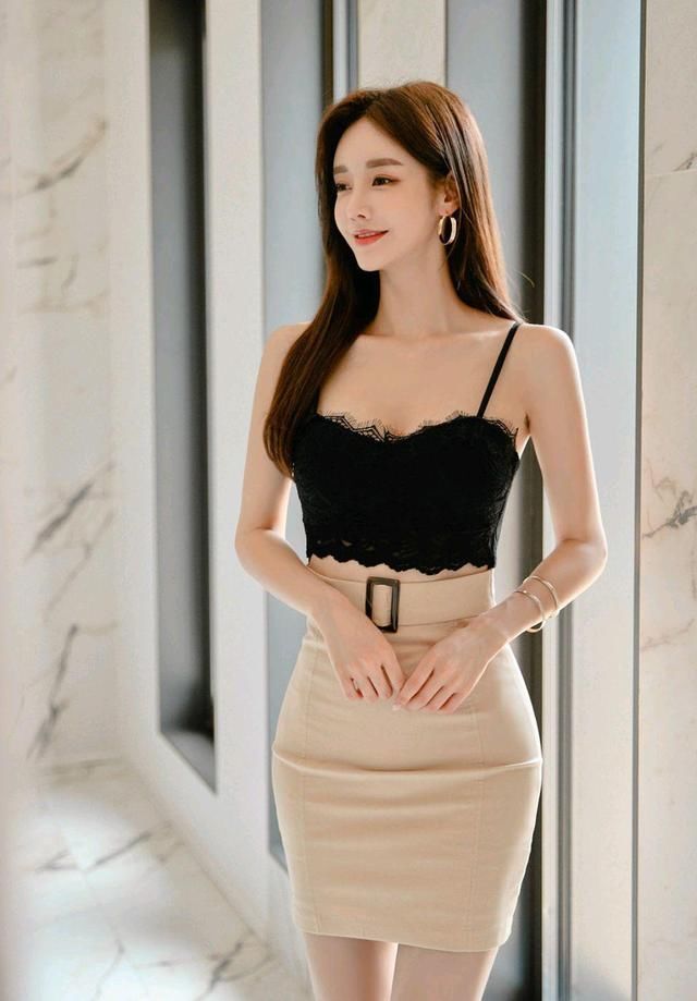 女神孙允珠高清时尚搭配：夜魅俏皮萤光精灵蕾丝吊带裙