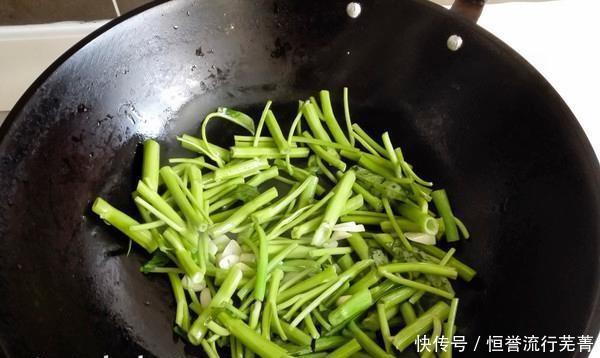 炒菠菜,不要直接在锅里炒,大厨教你加这个步骤