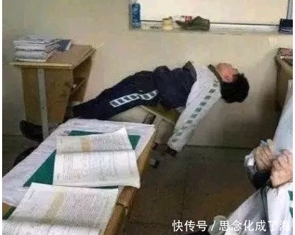 学生|学生们的奇葩睡姿，班主任都不忍心叫醒，最后那个是在练铁头功吗