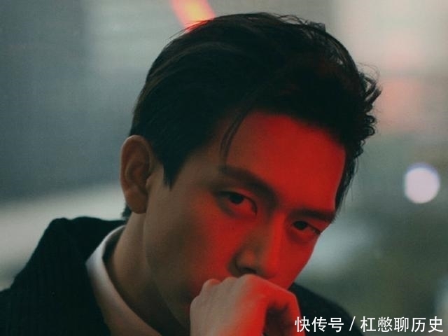 漫画|李现身穿黑色大衣,十分撩人,像漫画中走出来的霸气少年