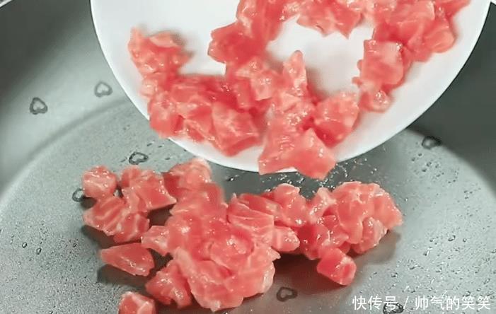 孩子爱吃的紫菜三文鱼，鲜香软嫩又营养，拌饭煲粥的美味之选