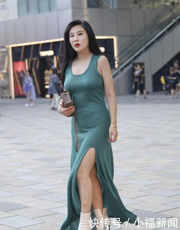 穿搭|新潮流的墨绿色连衣裙，时尚女郎手把手教你如何穿搭的“时髦”