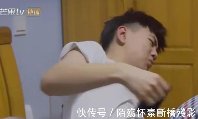 变形计|《变形计》少年早恋被妈妈抓现行,裹被子的动作有什么深意