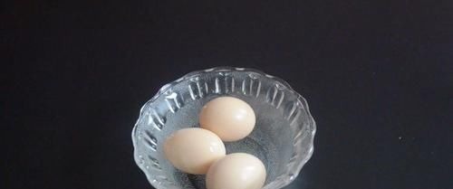 把鸡蛋放白酒里泡一泡,作用真厉害,解决了很多人的困扰,太实用了